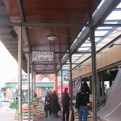 Le Clos des Carmes - Marché des carmes extérieur des halles étalages