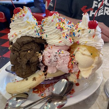 Mel's Hard Luck Diner - Banana Split - Diners Near Me - Branson, Missouri