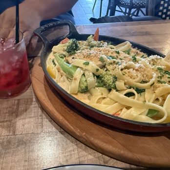 Fiorella's Italian Kitchen - Chicken alredo - Pizza Near Me - Oxon Hill, Maryland