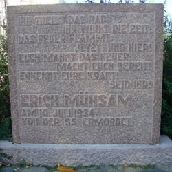 Erich-Mühsam-Straße - Gedicht von ihm an dem gegenüberliegenden Gedenkplatz für eines der ersten KZ