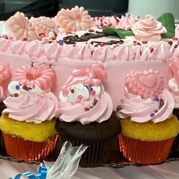Il Pastificio - Birthday cake with cupcakes - Bakeries Near Me - Everett, Massachusetts