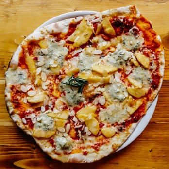 Pizza Bande - Special Pizza Schorsch
mit Gorgonzola, Apfelstücke, Rosmarinhonig und Mandelhobel - Pizza Near Me - Hamburg, HH Pizza Bande - Special Pizza Schorsch
mit Gorgonzola, Apfelstücke, Rosmarinhonig und Mandelhobel - Pizza Near Me - Hamburg, HH