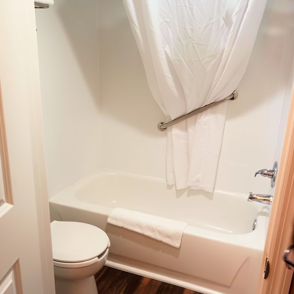 Roadstar Hotel - Shower/tub. - Hotels Near Me - Zephyrhills, Florida Roadstar Hotel - Shower/tub. - Hotels Near Me - Zephyrhills, Florida