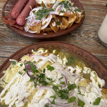 Chilakiller's - enchiladas suizas with salsa verde and the desayuno chilakilez. - Mexican Near Me - Mérida, YUC Chilakiller's - enchiladas suizas with salsa verde and the desayuno chilakilez. - Mexican Near Me - Mérida, YUC
