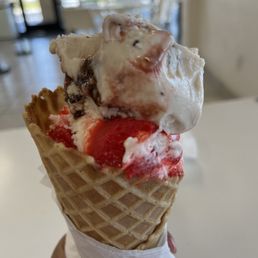 Double scoop ( Gansito and Fresca de crema) in a waffle cone Double scoop ( Gansito and Fresca de crema) in a waffle cone
