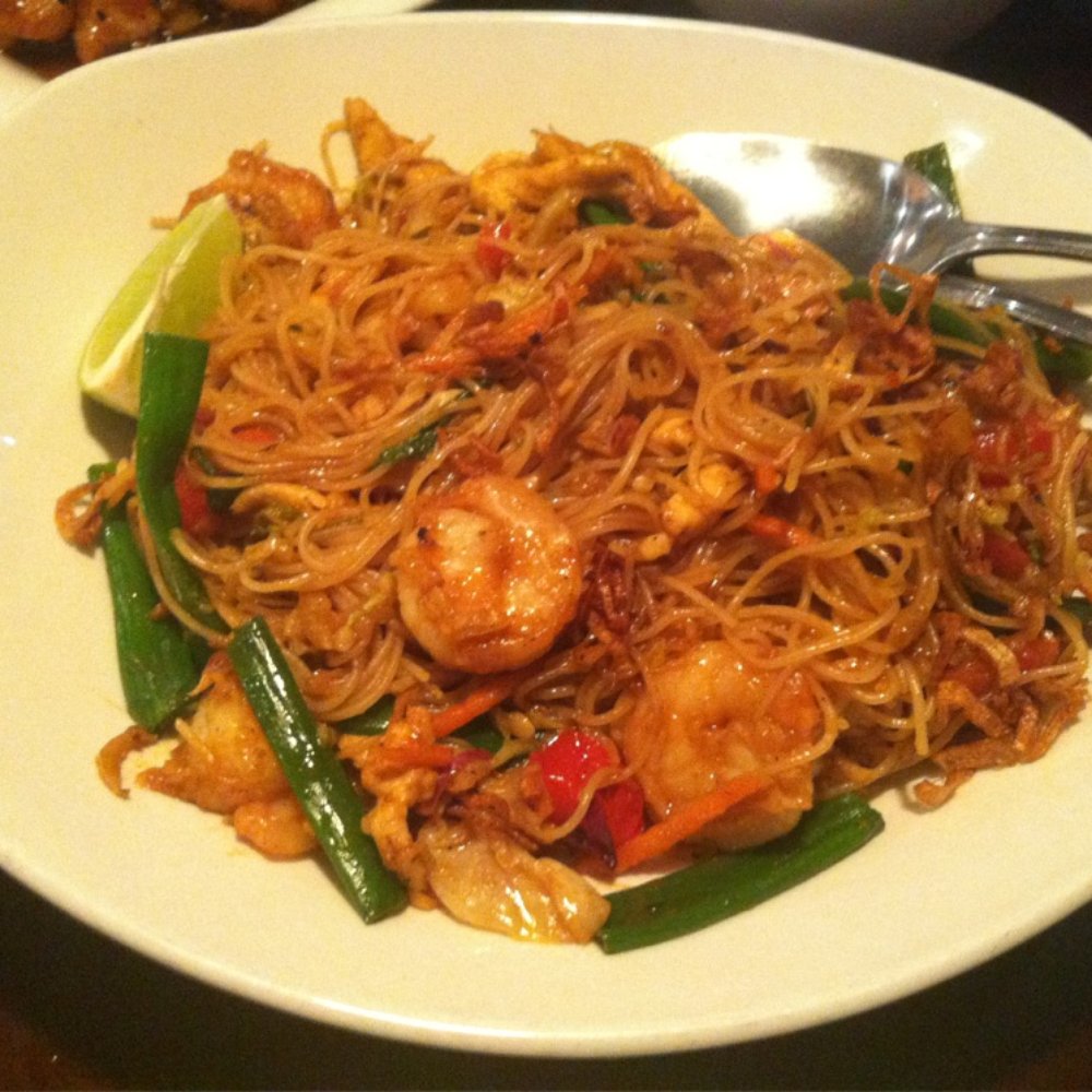 P.F. Chang's - Shrimp, chicken, and rice noodles w/ curry sauce - Chinese Near Me - Buford, Georgia P.F. Chang's - Shrimp, chicken, and rice noodles w/ curry sauce - Chinese Near Me - Buford, Georgia