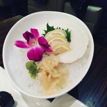 Komé - Live scallop sashimi - Japanese Near Me - Center Valley, Pennsylvania