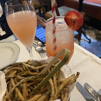 The Ivy - Strawberry & vanilla soda & virgin Bellini-so refreshing - British Near Me - London, XGL The Ivy - Strawberry & vanilla soda & virgin Bellini-so refreshing - British Near Me - London, XGL