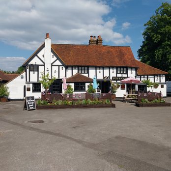 Fox & Castle - Outside - Pubs Near Me - Windsor, WNM