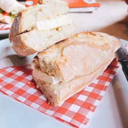 Café Tribunal - Brie on white bread