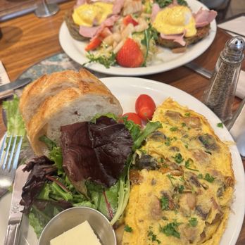 Urth Caffe Wynn Las Vegas - The Mushroom sausage Omelet - Cafes Near Me - Las Vegas, Nevada Urth Caffe Wynn Las Vegas - The Mushroom sausage Omelet - Cafes Near Me - Las Vegas, Nevada
