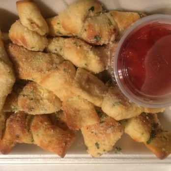 Porky's Pizza - Make sure you get extra pizza sauce! One is not enough for all those garlic knots! - Pizza Near Me - Long Beach, California