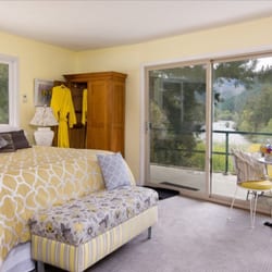 McKenzie River Round House - Upper View Room with private balcony and ensuite