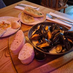 Fishermans Arms - Mussels with a side of pita with taramasalata and a side of garlic bread