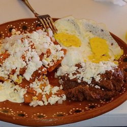 Chilaquiles rojos con frijoles y huevos organicos