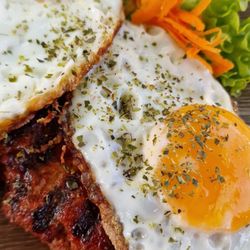 Bei Dimi - Hacksteak mit Spiegeleier