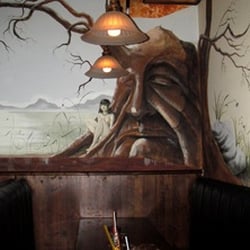 Pixie Pub - Ampio tavolo con divani