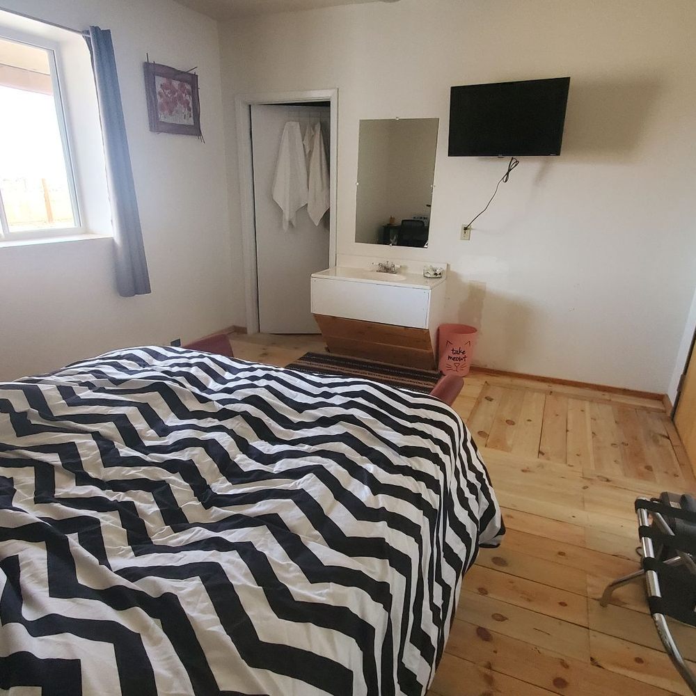 Florecita INN - Very comfy bed and sheets - Hotels Near Me - Costilla, New Mexico