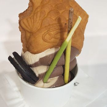 Devil & Angel Desserts - Taiyaki with chocolate and milk tea ice cream - Bubble Tea Near Me - Concord, California