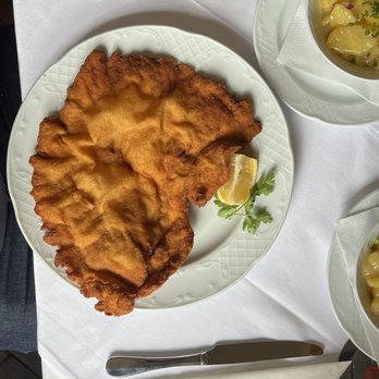 Gmoa Keller - Wireer Schnitzel vom Schwein mit Erdäpfelsalat - Austrian Near Me - Vienna, 9 Gmoa Keller - Wireer Schnitzel vom Schwein mit Erdäpfelsalat - Austrian Near Me - Vienna, 9