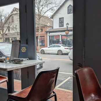 Gatsby's Landing - New American Near Me - Roslyn, New York