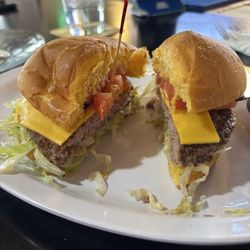 Ambiance on Albion - California burger