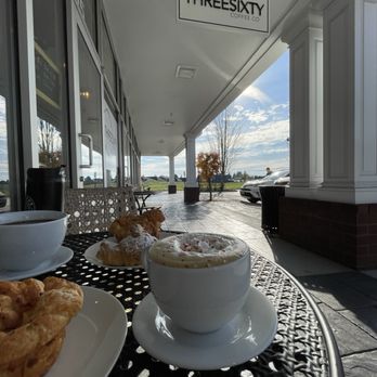 ThreeSixty Coffee - Clean, well-kept outdoor seating area. 2 tables w/2 chairs each. - Coffee & Tea Near Me - Vancouver, Washington