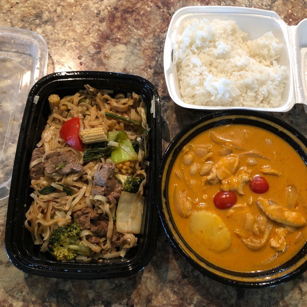 Lucky Thai Restaurant - Tamarind Curry Chicken with side order of Jasmine rice plus Drunken Beef noodles on the left. Both delicious! - Thai Near Me - Port Colborne, Ontario
