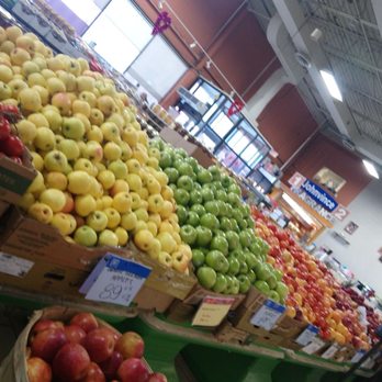 Johnvince Foods - Front area with apple selection - Grocery Near Me - North York, Ontario Johnvince Foods - Front area with apple selection - Grocery Near Me - North York, Ontario
