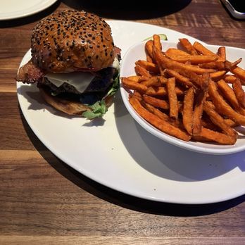 Yard House - Kurobuta Pork burger - American Near Me - Sparks, Nevada