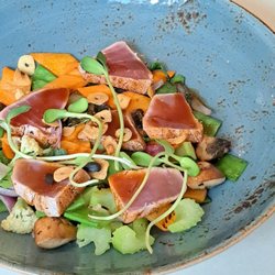 Das Schindler - Geflämmtes Filet vom Gelbflossen Tuna, Gemüse, rohen Zwiebeln, Umamisauce, Knoblauchchips / Tuna, vegetables, raw onions. 2026 04 17. M0.