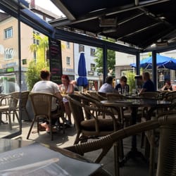Pavillon - Blick unter das großzügige Vordach. Hier ist es gemütlich und Wettergeschützt.