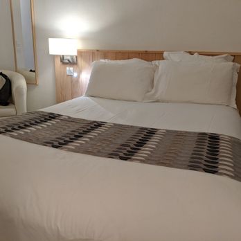 Hotel le Compostelle - So comfy and  sheets smell beautiful! - Hotels Near Me - Paris, 75