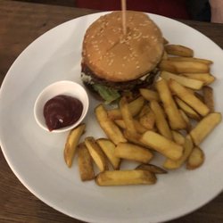 Landgasthof Roßkothen - Kinderburger mit Pommes und Ketchup