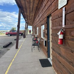 The Lodge Motel - Benches and parking in front of of the rooms