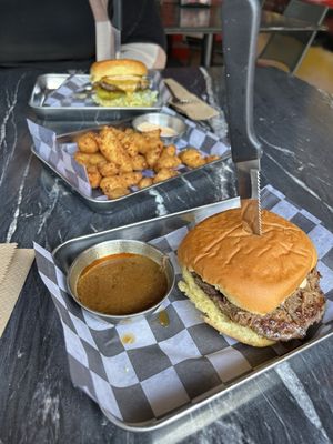 Lindy's on 4th by null