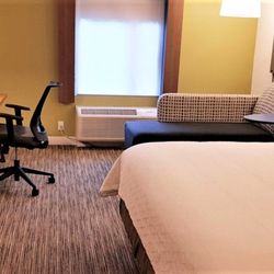 Holiday Inn Express & Suites Surrey - Spacious rooms with updated modern design