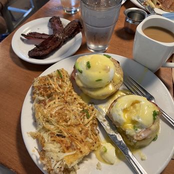 Matt's Big Breakfast - Eggs Benedict w/Hashbrowns - Breakfast & Brunch Near Me - Phoenix, Arizona