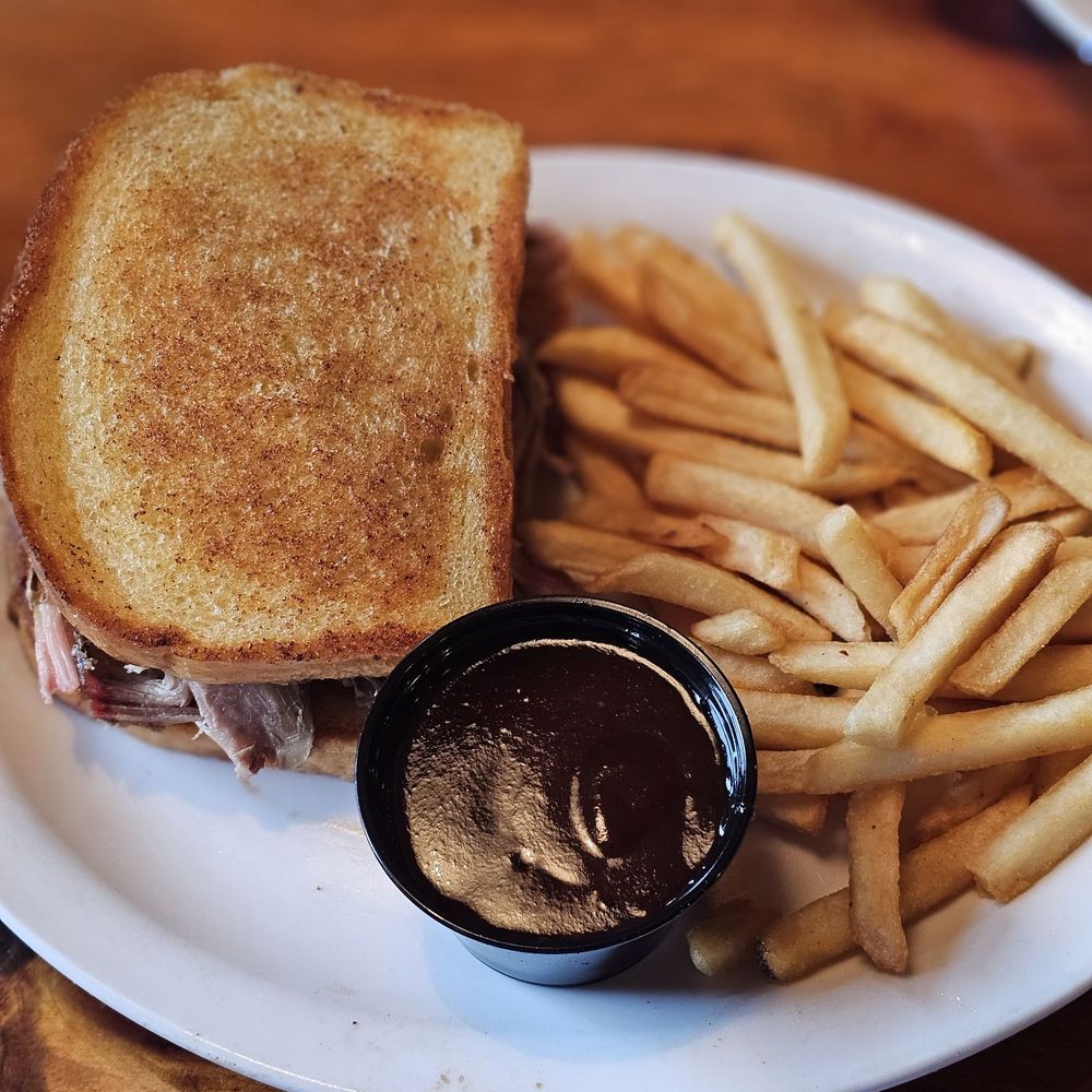 Bubba’s Bar-B-Que - Pulled Pork Sandwich - Barbeque Near Me - Cody, Wyoming