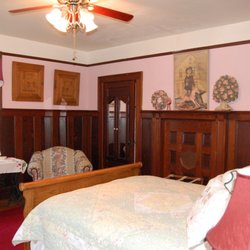 Mountain Laurel - Grandpa's Room, with a Queen Sized Bed, Full Length Sofa and Chair
