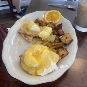 Harrigan’s Cafe - Egg Benedict - Breakfast & Brunch Near Me - South Wellfleet, Massachusetts