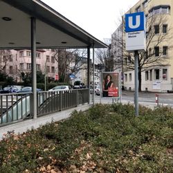 U-Bahnhof Festhalle/Messe - Niedergang zur Bahn (01/2019)