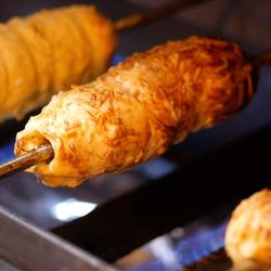 Kôlochô - Les Klobasa, la pâte brioché est enroulé autour d'une saucisse fabriquée localement.