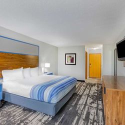 AmericInn by Wyndham Pella - Guest room