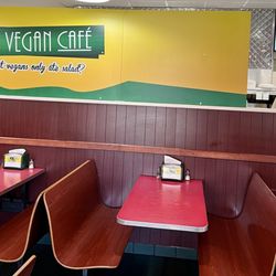 Eliza’s Vegan Cafe - Plenty of seating. Spotless!!