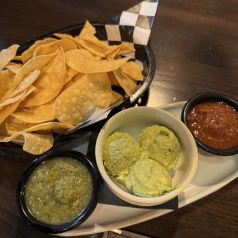 El 42 Cantina - Guacamole with chips - Cocktail Bars Near Me - Issaquah, Washington