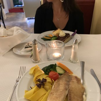 Julien - Paper tablecloth and paper napkins make it feel nice and casual but still very classy and clean. - French Near Me - Kaiserslautern, RP