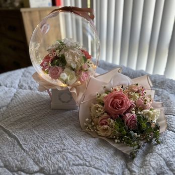 Flowers by Shellie - Flower Balloon Bouquet & Fresh Flower Bouquet - Floral Designers Near Me Flowers by Shellie - Flower Balloon Bouquet & Fresh Flower Bouquet - Floral Designers Near Me