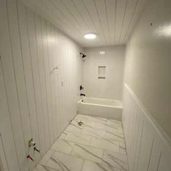 Intercoastal Service - a bathroom with white walls - General Contractors Near Me - Gulf Shores, Alabama Intercoastal Service - a bathroom with white walls - General Contractors Near Me - Gulf Shores, Alabama
