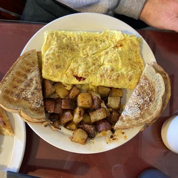Rochelle's Restaurant - Linguica and cheese omelette - Breakfast & Brunch Near Me - Acushnet, Massachusetts